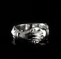 Ring aus Silber fassende Hände von Customringz