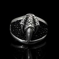 Silber Ring mit Drachenkralle und aufgelegtem Rochenleder