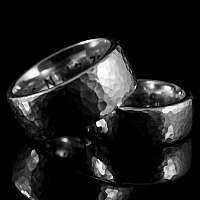 Eheringe, Hochzeitsringe aus Silber mit Hammerschlag