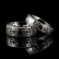 Eheringe mit Anker und Saphir