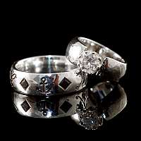 Eheringe mit Steinen und Anker