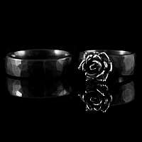 Ringe mit Hammerschlag und Rose