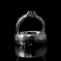 Hochzeitsringe mit Hammerschlag und schwarzem Diamant
