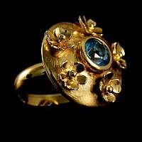 Blumen-Ring aus Gold mit blauem Topas