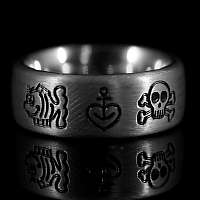 Ring aus Silber. 3 Symbole graviert.